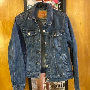Levi’s jean trucker jacket!!